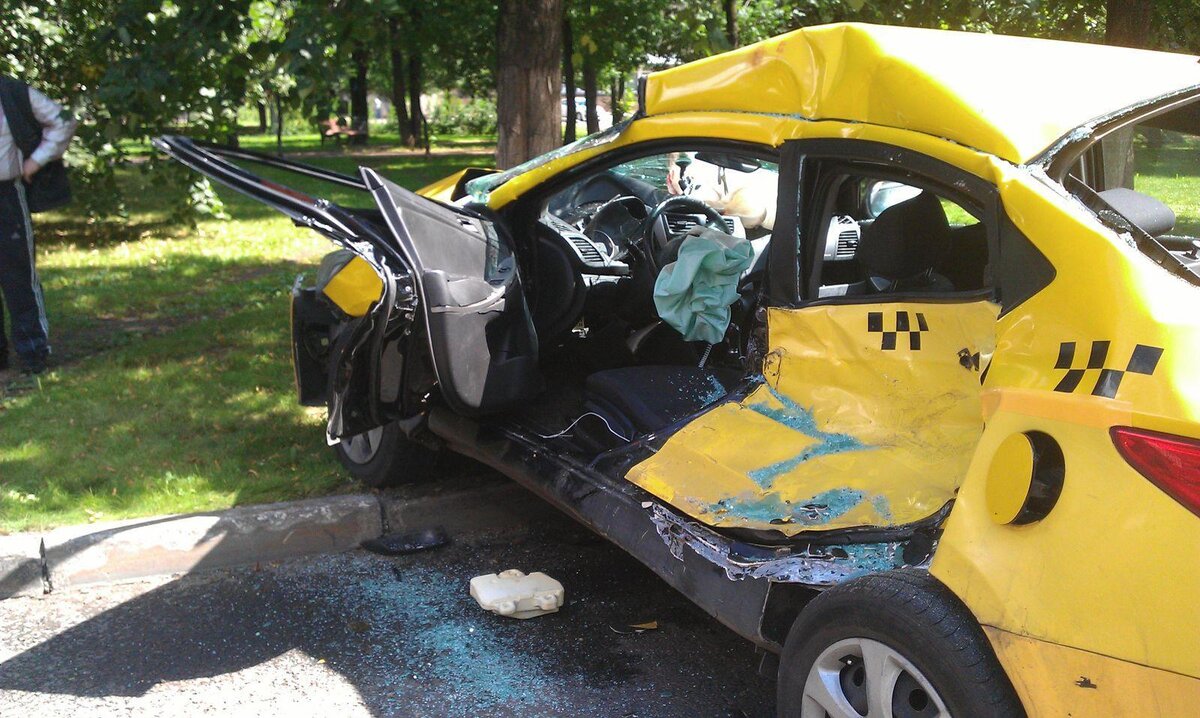 Такси врезалось. Такси врезалось. Прошествие такси вчера москва. Такси врезалось. Комна москва дтп такси.