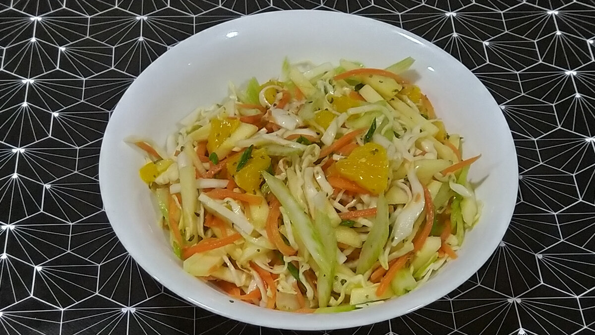 Салат из свежей капусты и моркови – очень простой рецепт!