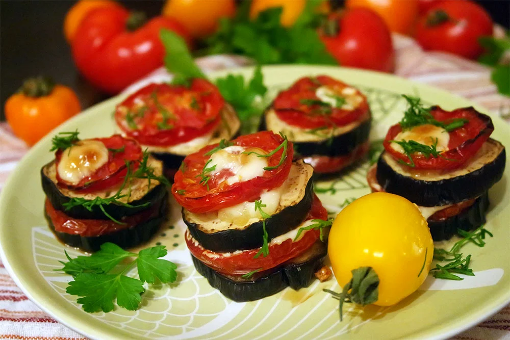 Овощная закуска. Баклажаны жареные на сковороде с чесноком и помидорами. Закуска из баклажанов. Холодные закуски из овощей. Горячие закуски из овощей