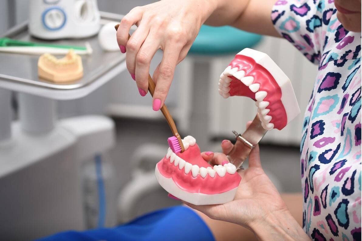 Профессиональная чистка зубов у стоматолога. Полости рта профгигиена полости рта. Гигиена зубов. Профессиональная гигиена.