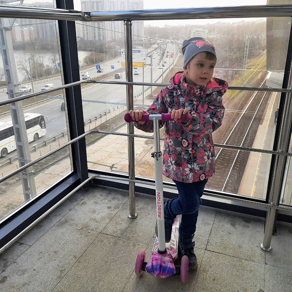 На пешеходном мосту