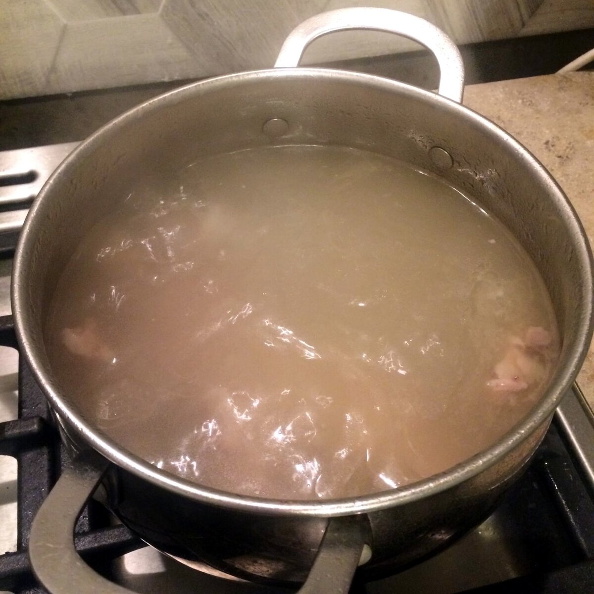 Любой бульон, я люблю костный, но его нужно варить 3 часа.
