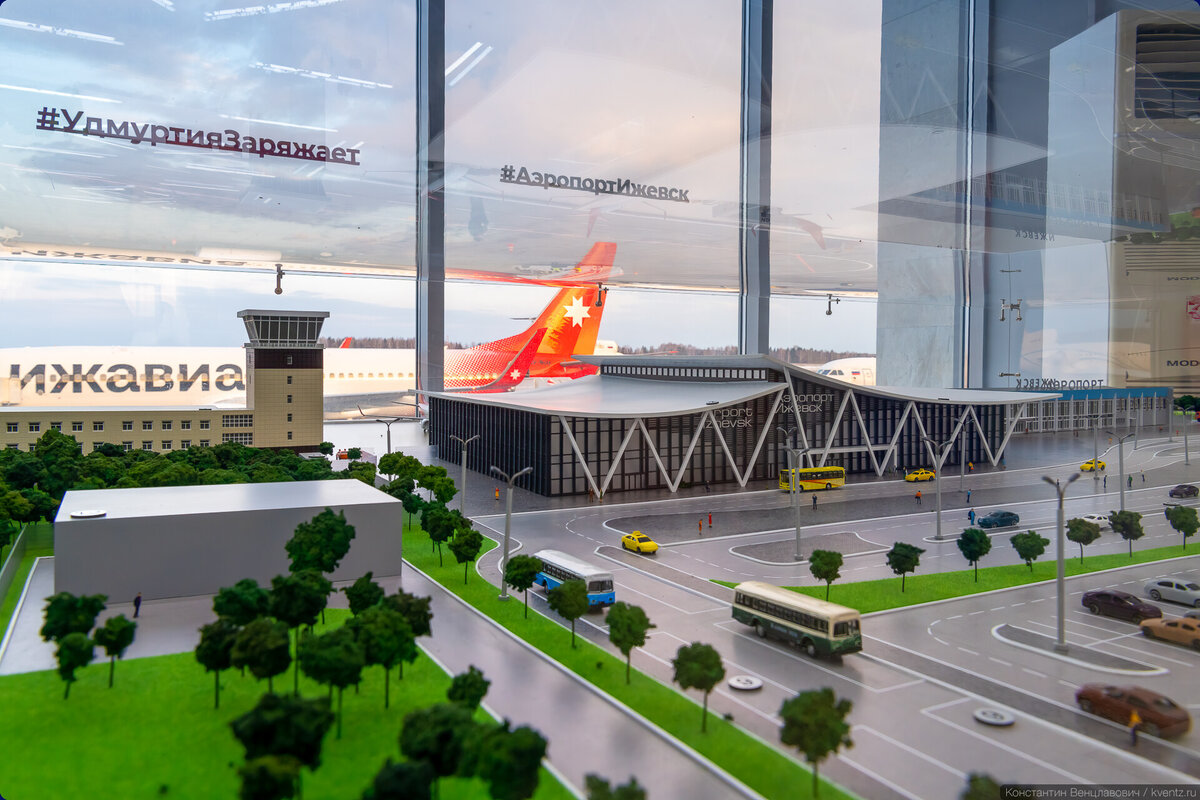 01. Макет будущего терминала аэропорта Ижевск на фоне первого Boeing 737-800 «Звезда Удмуртии» авиакомпании «Ижавиа».
