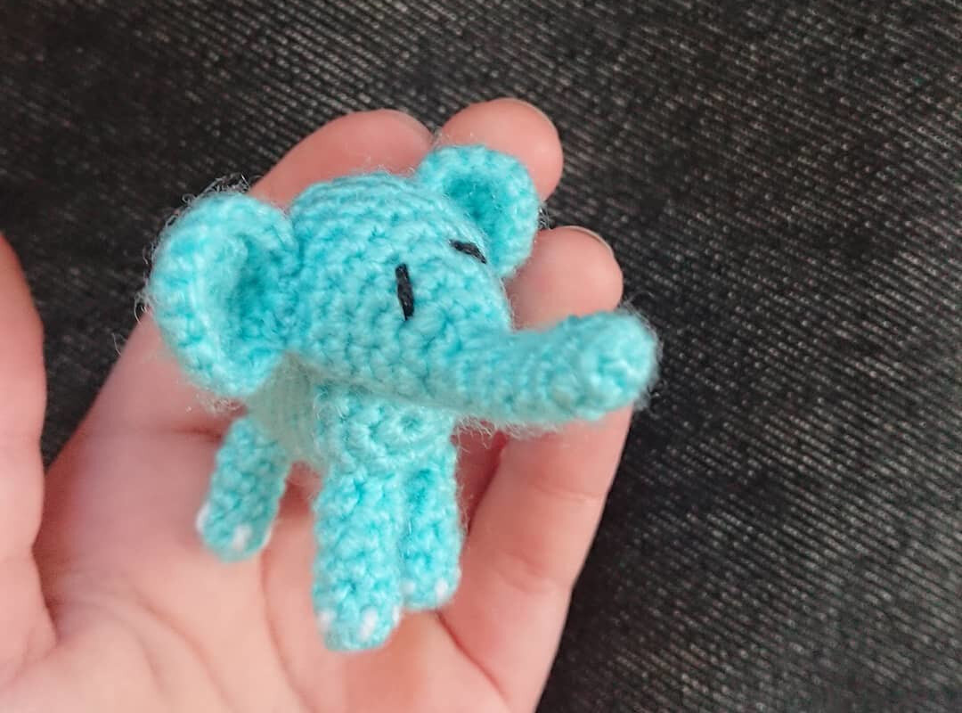 Слоник крючком. Амигуруми схемы и описания. Автор: Mi Mundo Unicornio Amigurumis | 34renault.ru