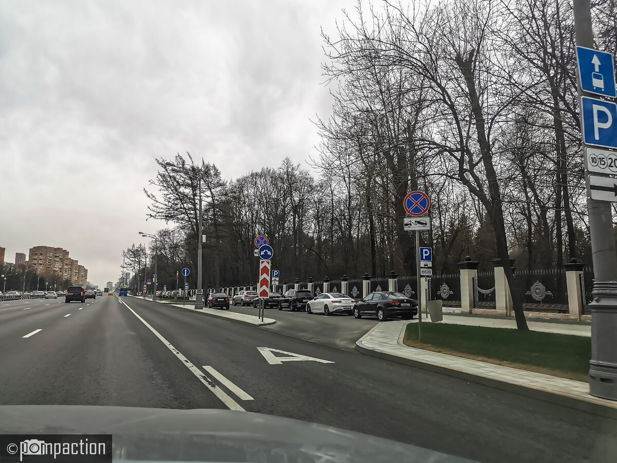 Платная парковка вдоль Ленинградского проспекта со стороны парка
