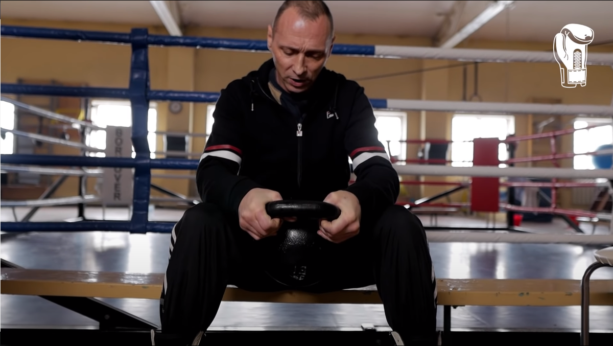 Упражнение 1. Кадры из видео с канала Школа бокса Сергея Рааб