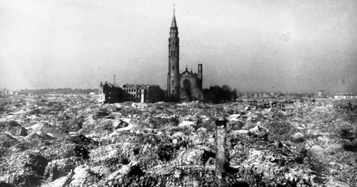  Костел св. Августина среди руин Варшавы