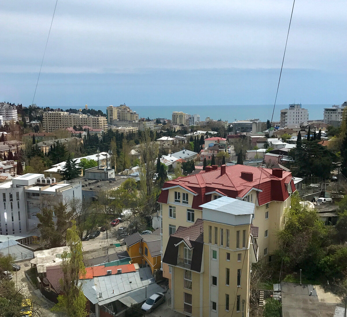 Вид из окна на море и город