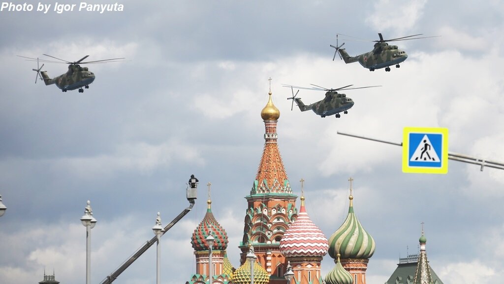 Военно-транспортные вертолёты Ми-26 над Красной площадью на параде Победы