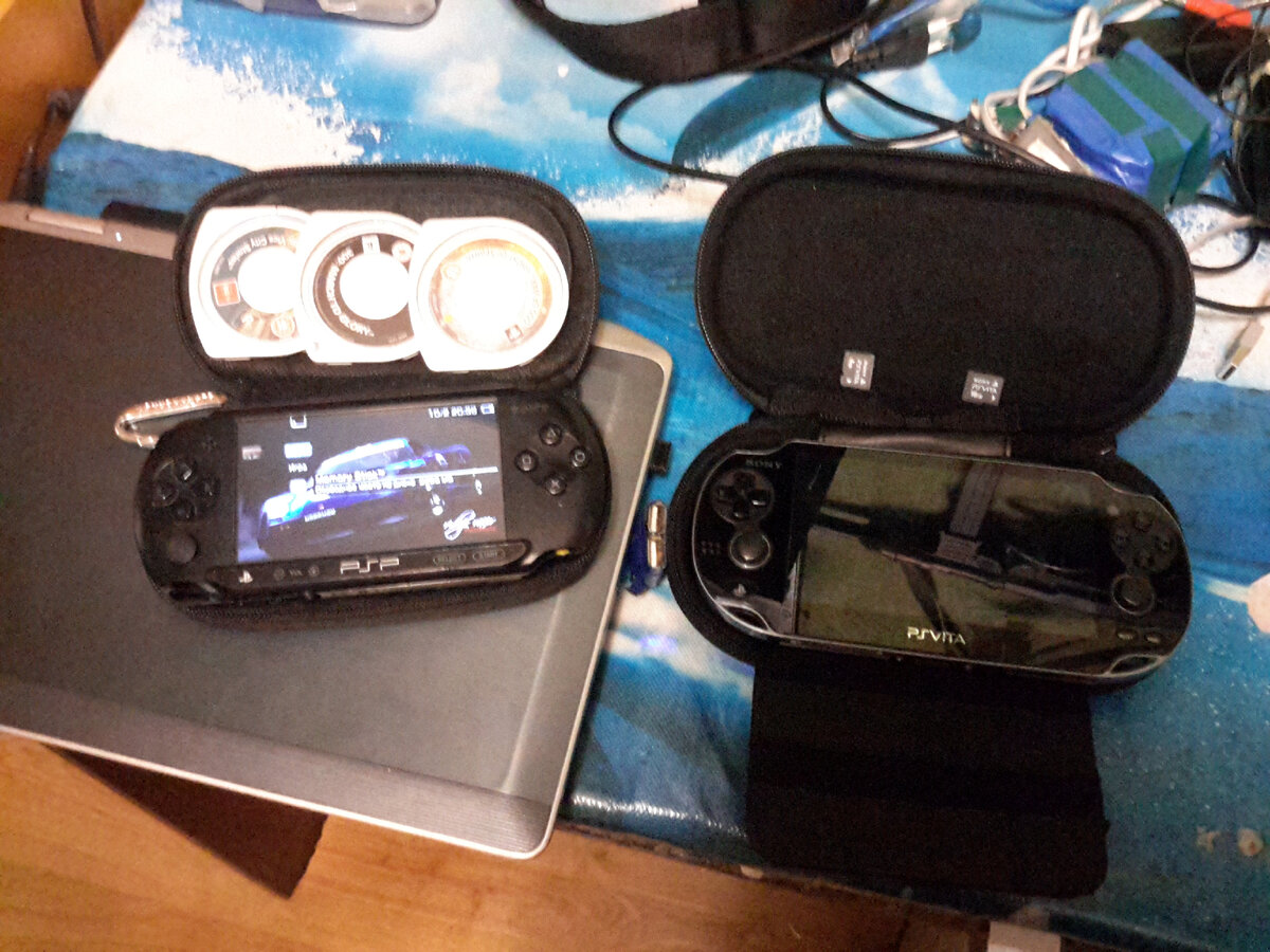 Когда я покупал PS VIta, другу за компанию насыпали UMD-дисков.Так я смог протестировать и дисковод.