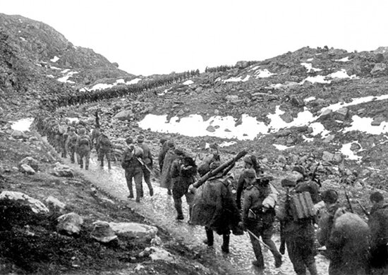 Бойцы 12-й бригады морской пехоты на марше через хребет Мустатунтури. Источник: Wikimedia Commons 