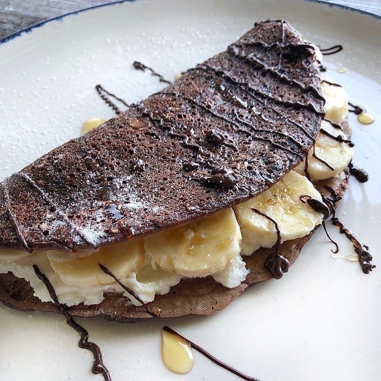 30 гр. овсянки, 5 гр.какао, 1 яйцо, 20мл.молока, подсластитель,50гр.рикоты, 50гр.банана, 5гр.шоколада.