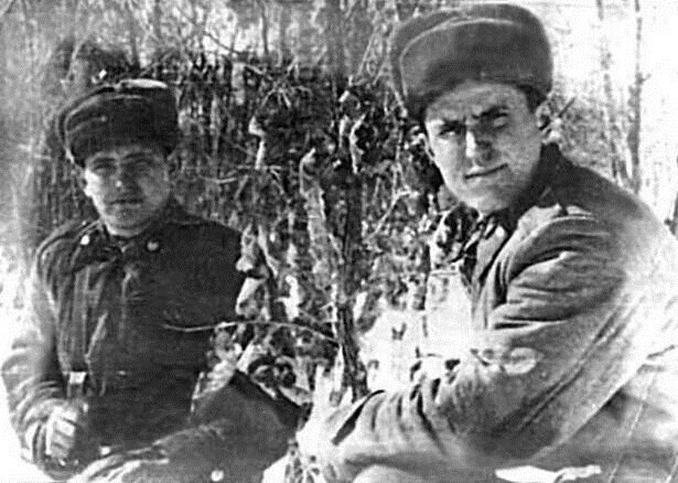 Рядовой Николай Пузырев (слева) и младший  сержант Василий Каныгин. Март 1969 года