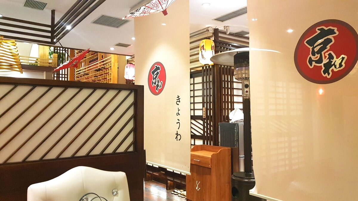 Интерьер ресторана. Очень похож интерьер традиционных ресторанов в Японии.