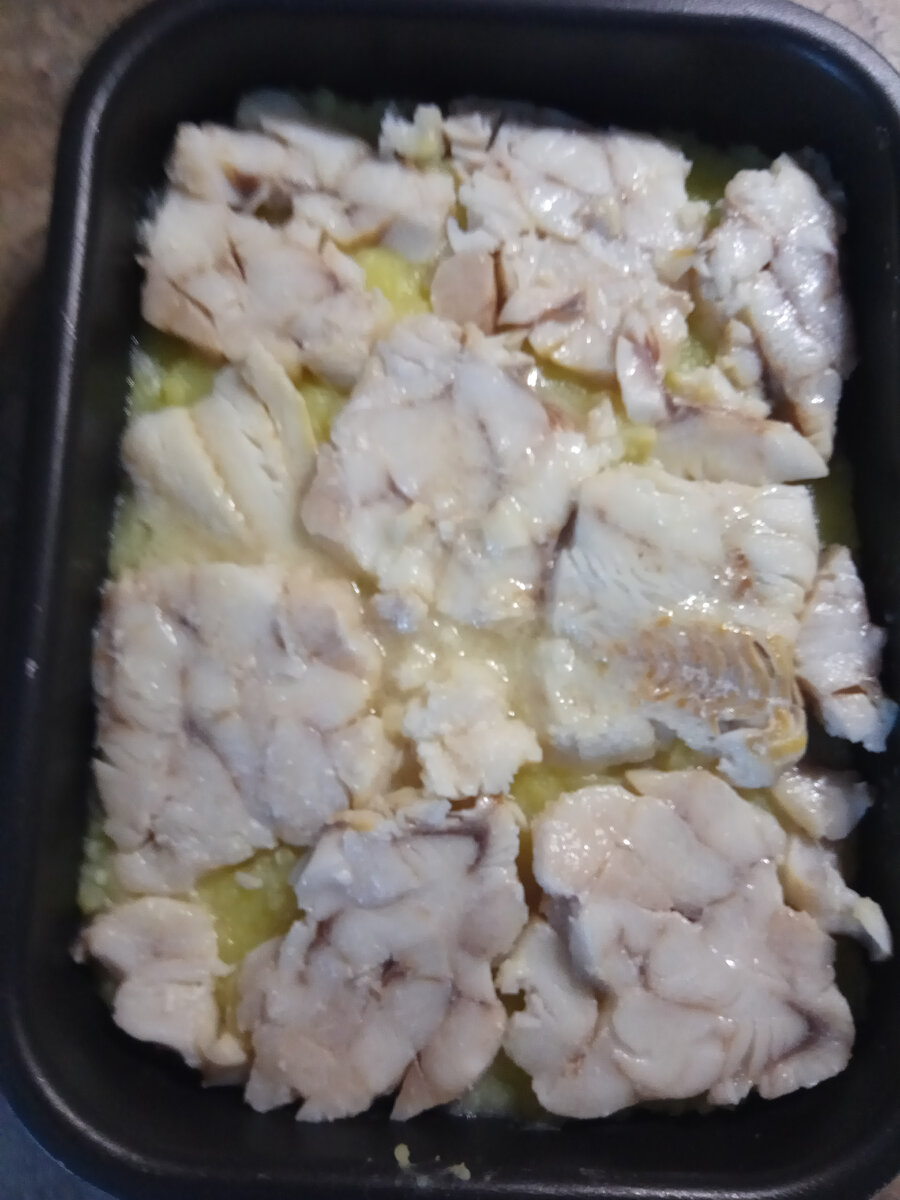 Припущенную рыбу выкладываем в форму для запекания на картофельное пюре.