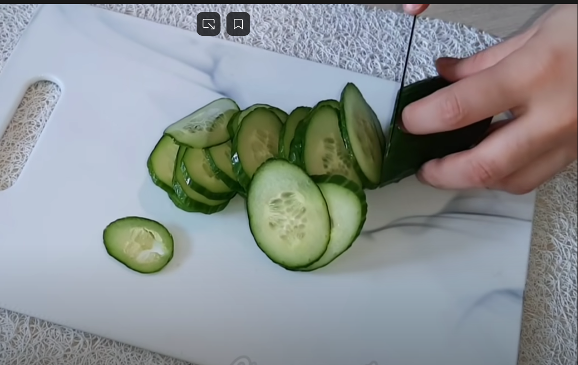 Огурец порезать кружочками
