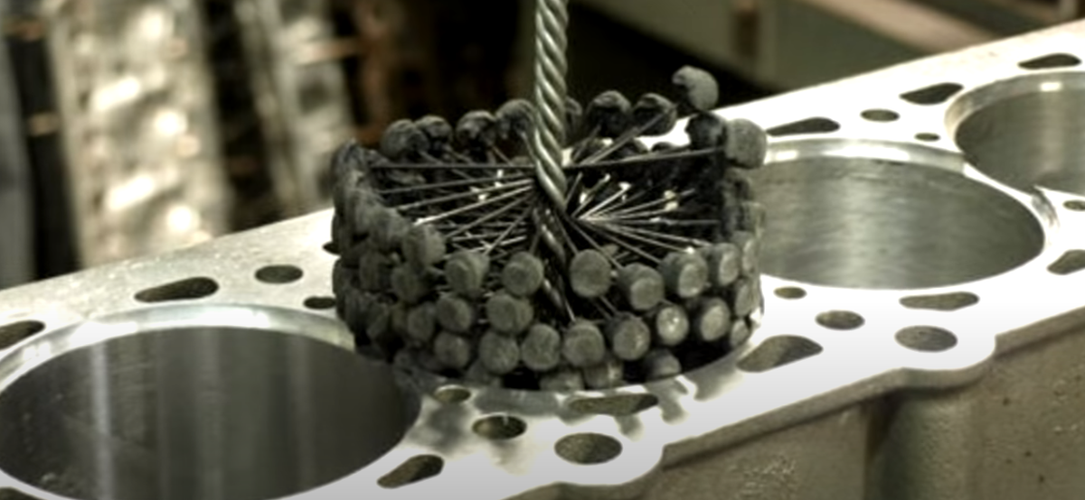 Удивился когда увидел, что блок цилиндров после ремонта весь в ...