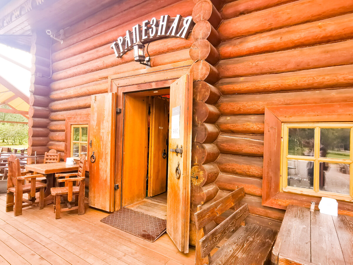                      Вход в трапезную