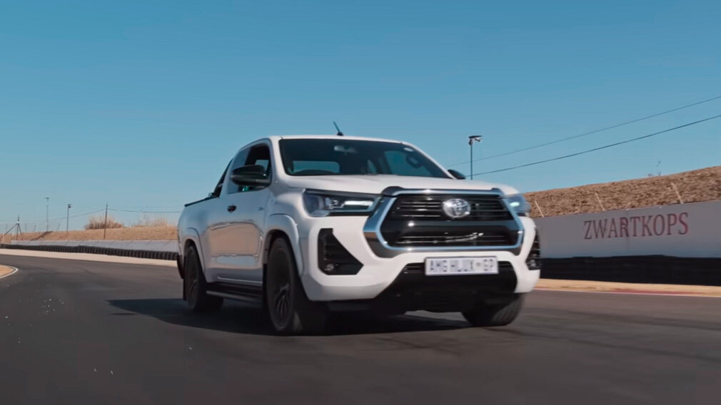 Toyota Hilux. Скриншот с YouTube-канала Cars.co.za