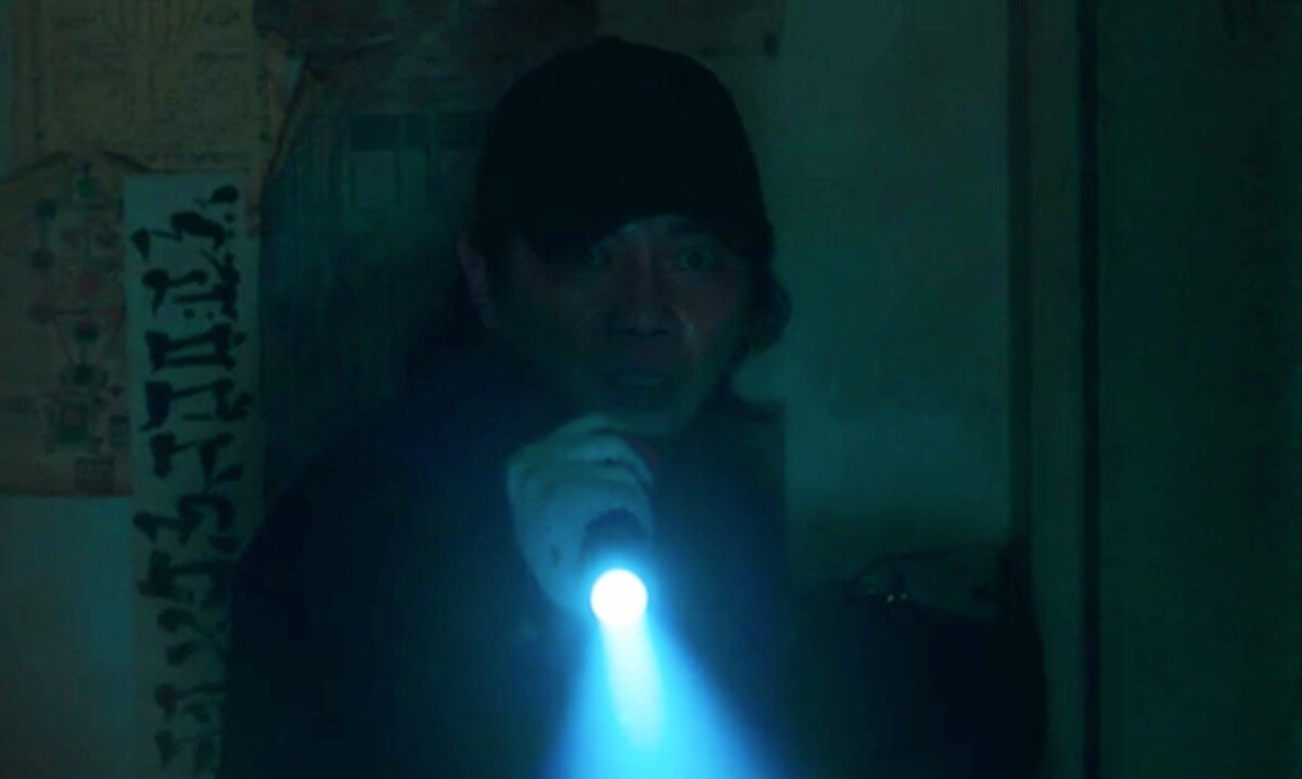 Кадр из к/ф "Странный дом", 2021, Корея. Режиссёр: Чо Ба-рын. 