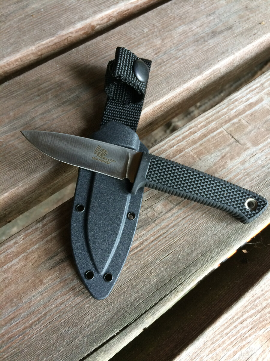 Нож Cold Steel Pendleton Mini Hunter. Общий вид с ножнами. Авторская фотография.