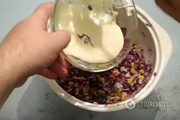 Заправляем салат подготовленной заправкой