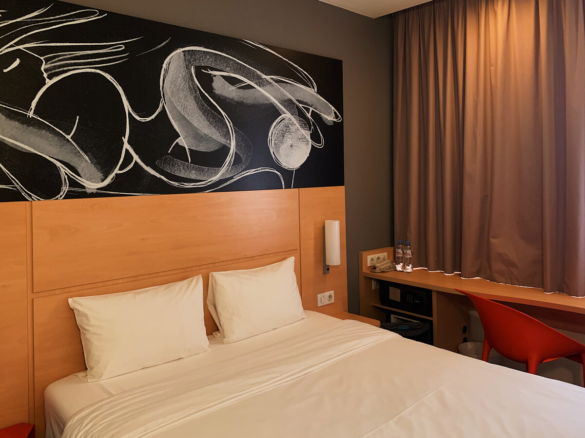 Общий вид, кровать и рабочее место