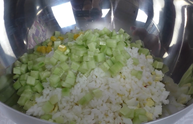 Рецепт крабового салата с кукурузой и огурцом