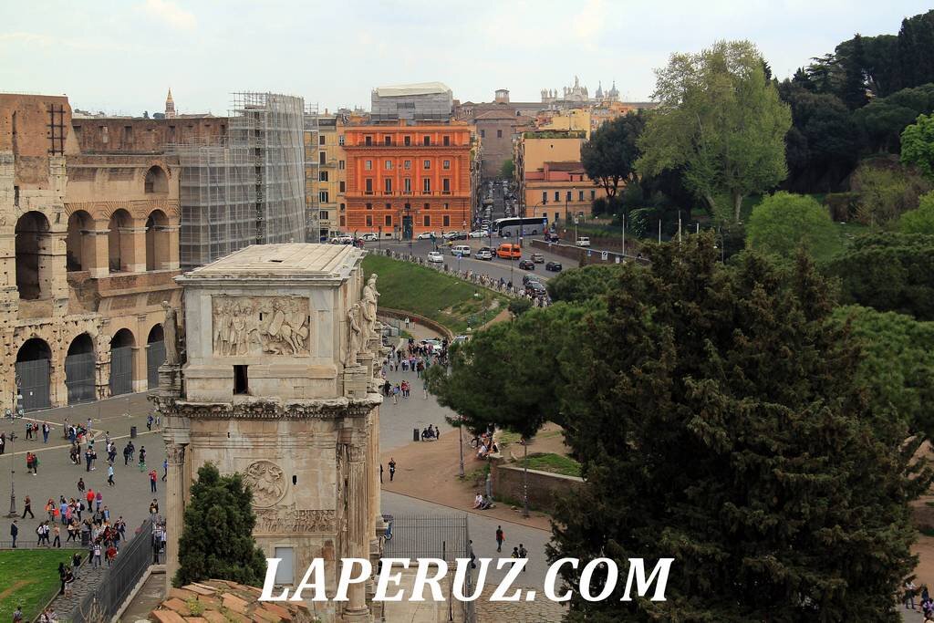 
 
Место, где сейчас находятся главные развалины античного Рима, когда-то было болотом с небольшим ручейком, но оставлять приличный участок территории в сердце растущего города было не резон. Сначала участок осушили, проложив дренажную систему (которая до сих пор работает), а затем стали плотно застраивать. Причём его сразу отдали, как мы сейчас говорим, под общественные пространства — стали возводить храмы, суды, триумфальные арки, монетные дворы и место для заседаний Сената.
