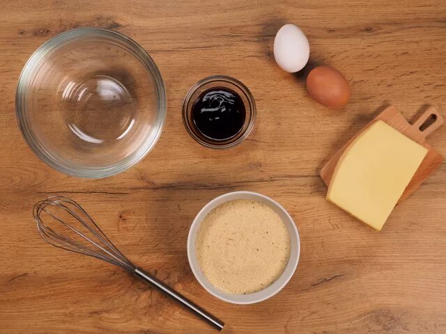 Подготовьте все необходимые ингредиенты, 2 отдельные емкости (для панировочных сухарей и для яичной смеси), венчик.
