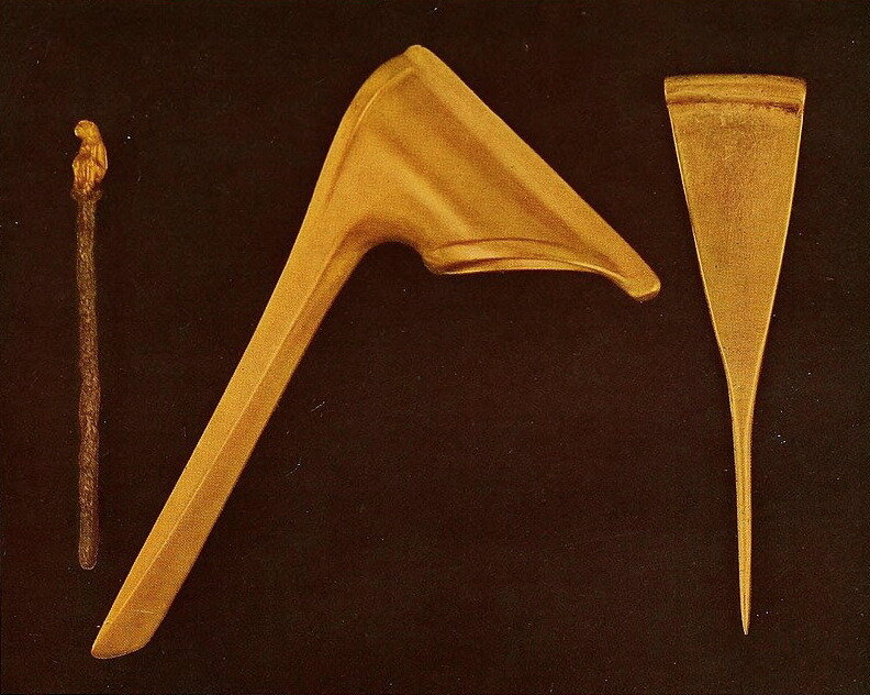 Предок клевца - боевая кирка (III тысячелетия до н. э.) из раскопок царского погребения в Уре.