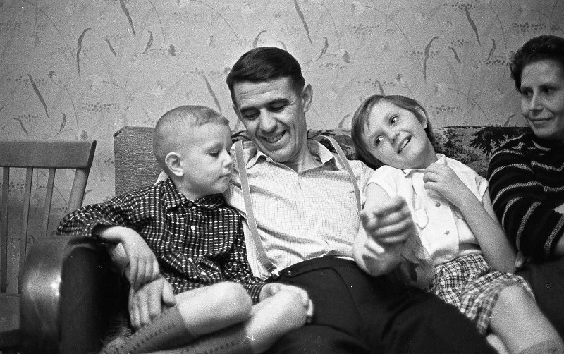 Семья Лаврентьевых дома, г. Москва, 1964 год. Автор снимка Всеволод Тарасевич. Источник: russiainphoto.ru
