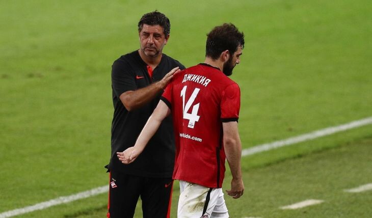 Георгий Джикия на правах капитана "Спартака" должен поддержать своего тренера Руя Виторию. Источник фото: football24.ru