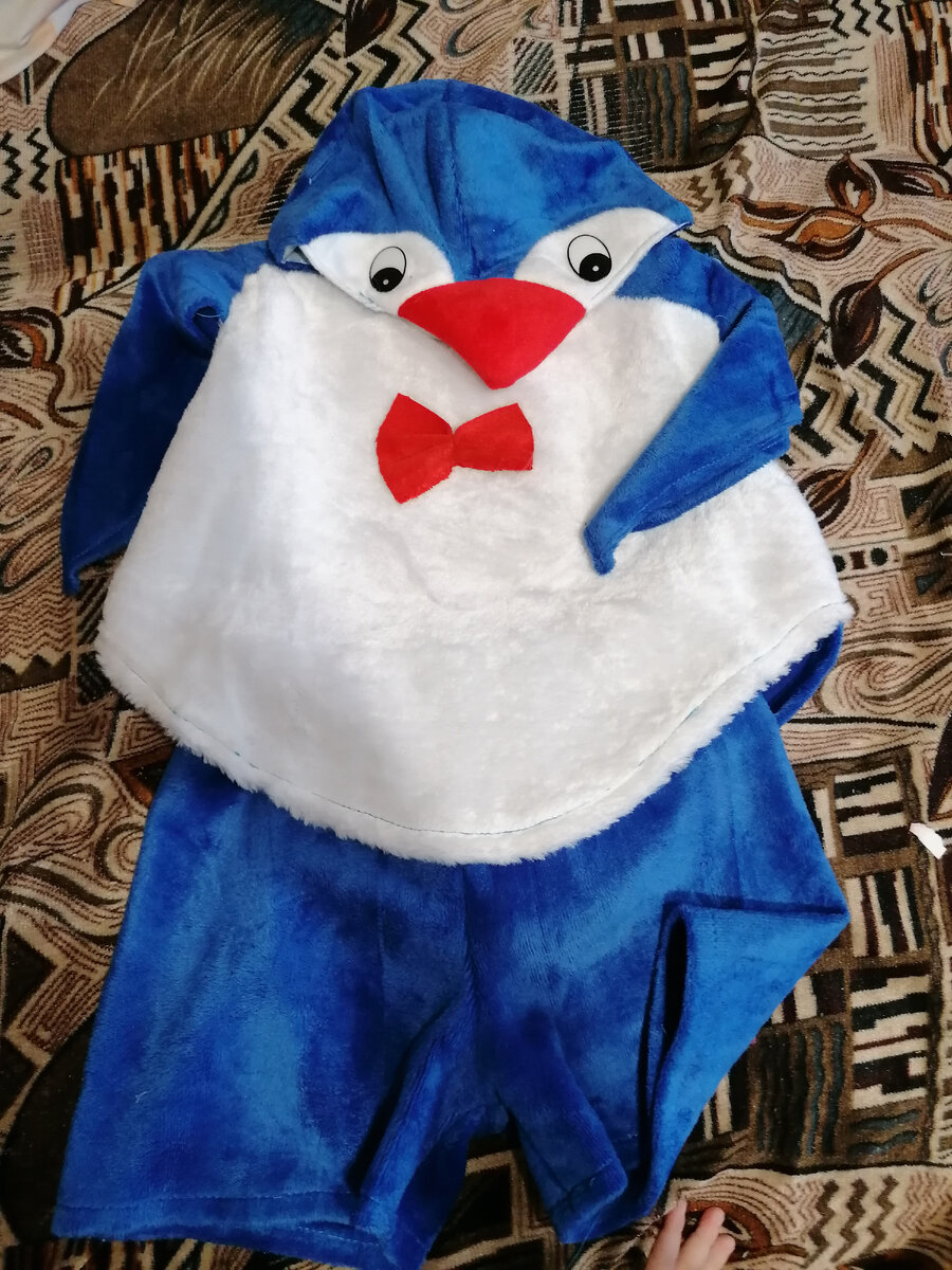 Костюм пингвина, 400 рублей.Можно найти подешевле, но в начале октября 🤦‍♀️😁Естественно на тот момент мы не знали кем ребёнок будет на утреннике🤷Всегда удивлялась, зачем поставщики выкладывают новогодний товар аж в конце сентября🤦‍♀️🤦‍♀️🤦‍♀️В общем костюмом очень довольна, единственное на 6 лет немного коротковат верх, а вот шапочка то что нужно Размер единый от 2 до 6🤦‍♀️🤦‍♀️🤦‍♀️Померила 2 летнему сыну и он в нем утонул.Как шьют не понятно.
