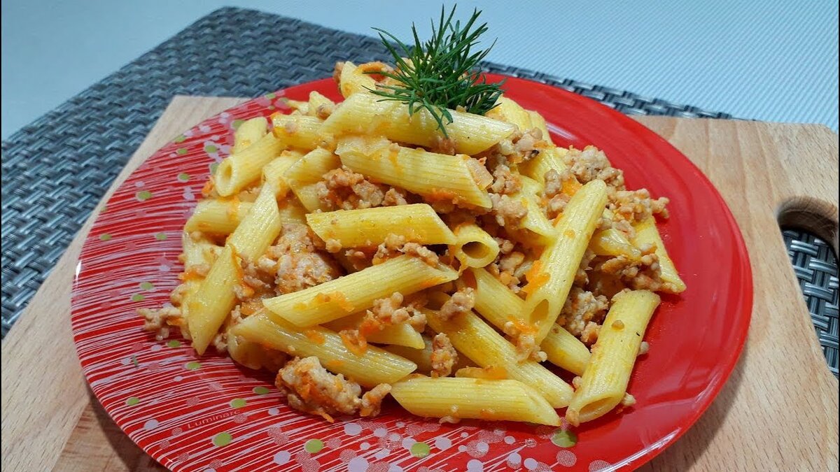 Макароны по флотски на сковороде с фаршем. Макароны по флотски с куриным фаршем. Макароны по флотски в мультиварке. По флотски макароны флотски. Вермишель по флотски с фаршем.