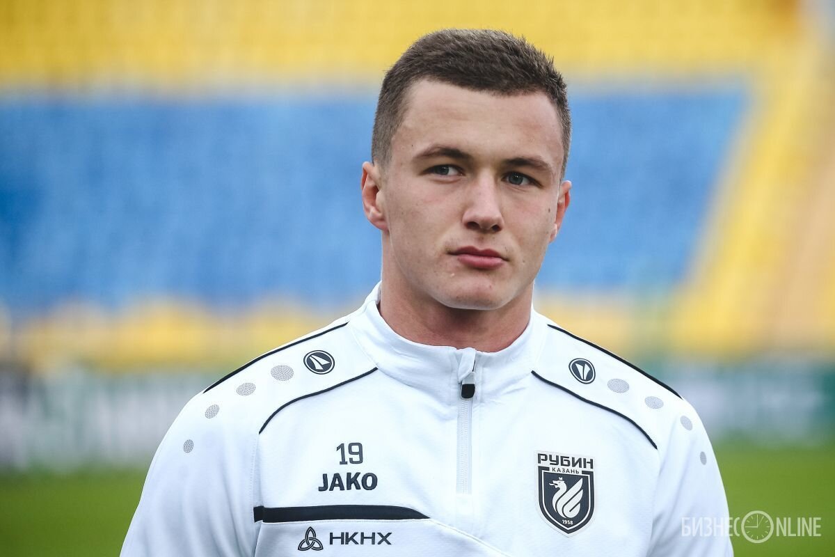 Иван Игнатьев раньше забивал голы, теперь забивает на футбол