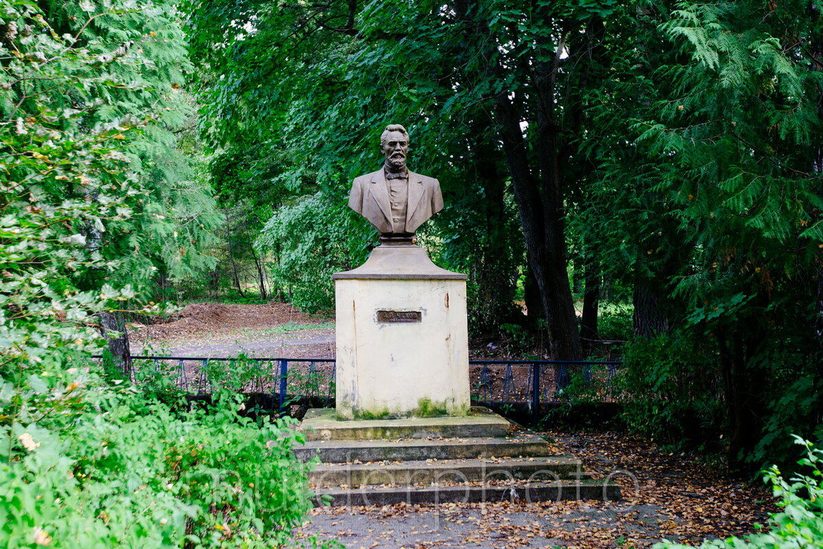 Бюст Чехова рядом с психбольницей