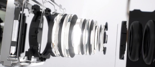 Механизм оптической стабилизации изображения основан на компенсации движений камеры путем изменения расположения линз в объективе. Источник: jalantikus.com