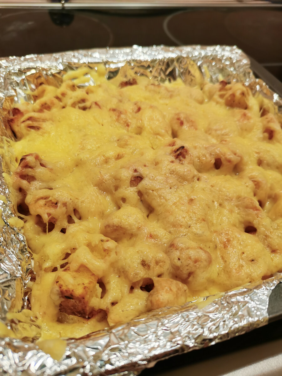 Нежнейшее куриное филе с картошкой в сметанном соусе  под хрустящей  сырной корочкой.