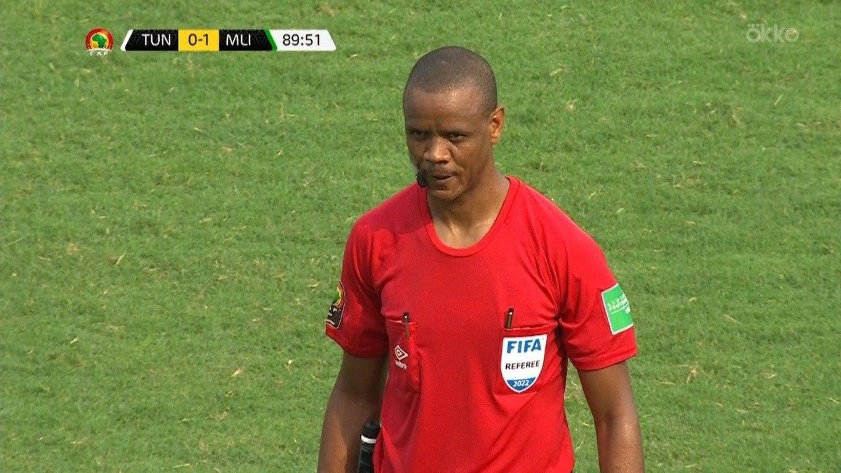 Знакомьтесь: Джанни Сиказве (Замбия) - самый торопливый судья в Африке. И в мире?