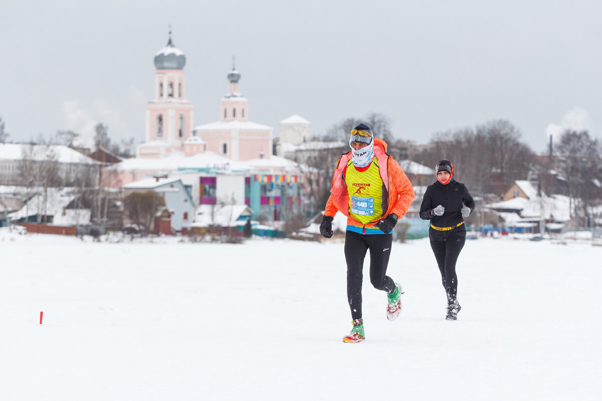 Последний айс. Зимний марафон. Забег в купальниках зимой. Зимний марафон распродаж. Ледовый марафон Новосибирск.