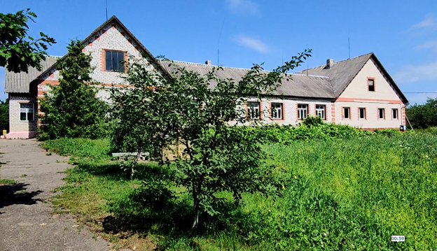 Новая школа в Урбанах построена на месте старой. Фото автора