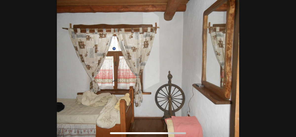 Такая прялка была в каждом деревенском доме. Личное фото автора. Чем седее волос, тем тоньше пряжа... Чем старше человек, тем опытнее и мудрее, а значит от него есть что почерпнуть. Пожилой человек плохо не посоветует