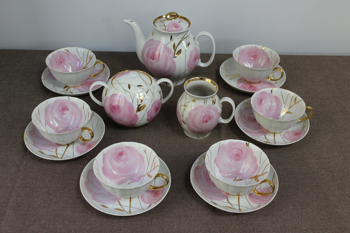 Владимир Яснецов (роспись). Отари Мухигули (форма «Белый лебедь», 1968). Сервиз «Весенний». 1988. Дулёво. Высота 10,5 см. Орехово-Зуевский городской историко-краеведческий музей / Пр-187. Госкаталог: 13399015. Источник: goskatalog.ru