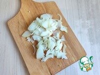     Репчатый лук (1 шт.) нашинковать тонкими полукольцами.