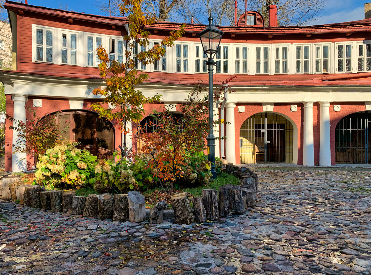 Двор на Пречистенке. Это двухэтажное задание – бывшая конюшня, часть дореволюционной  усадьбы. Фото автора