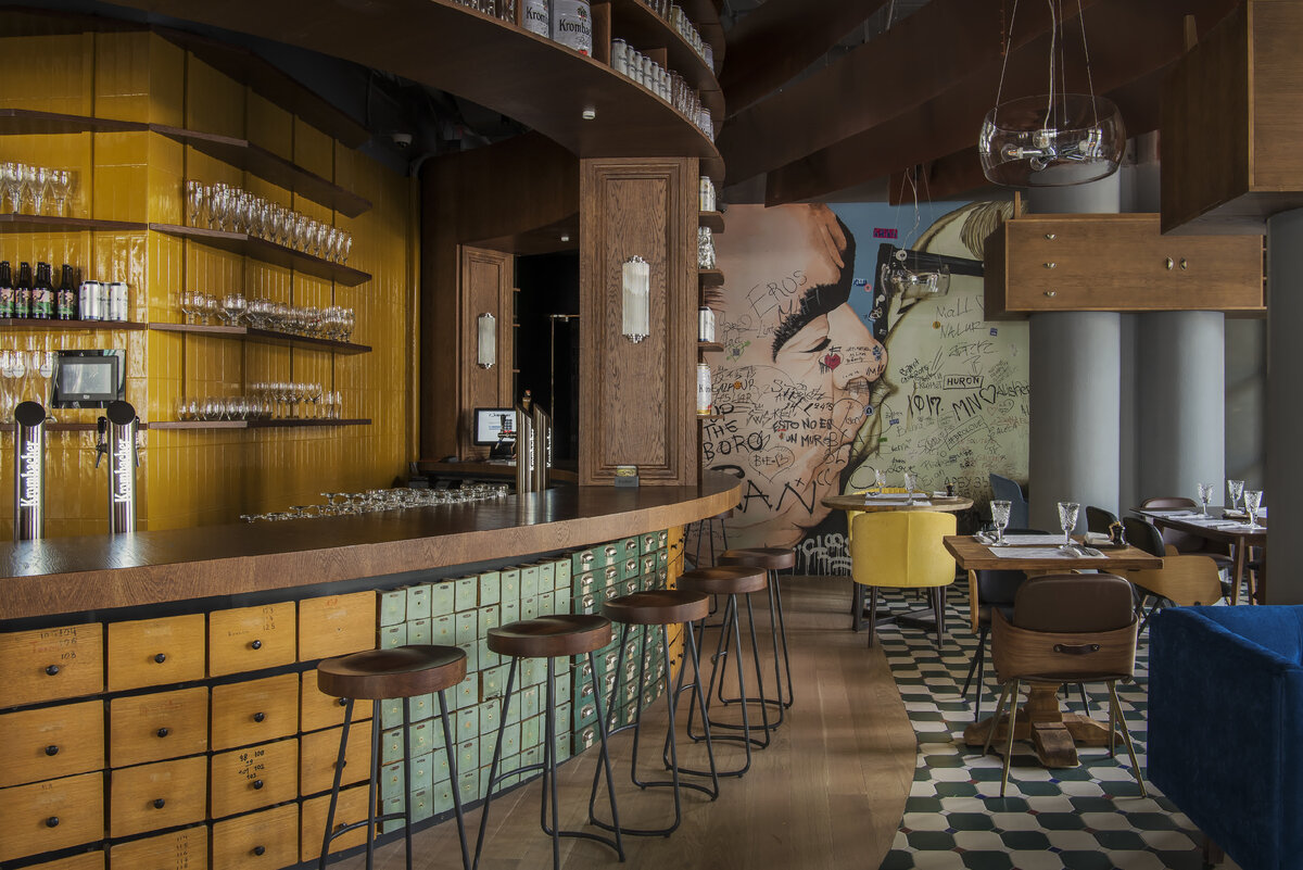 Интерьер ресторана Krombacher Beer Kitchen в Москве