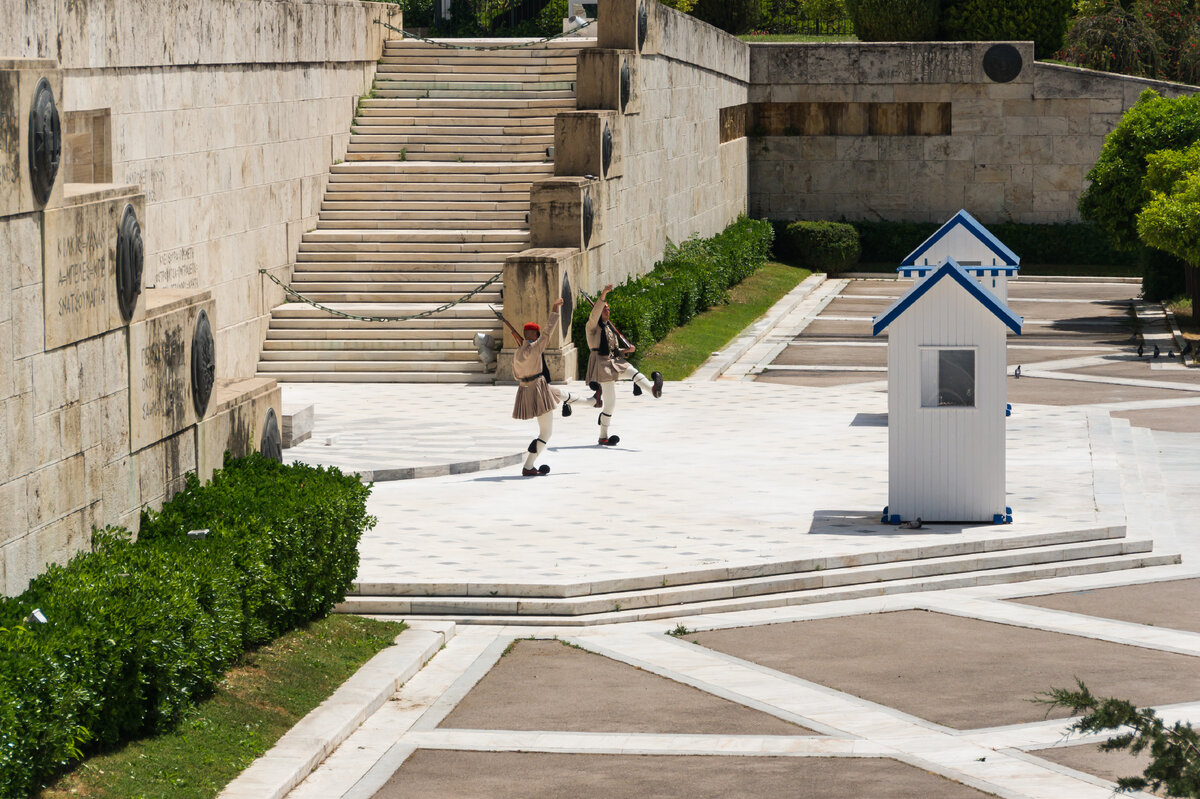 Могила Неизвестного солдата в Афинах. Севастополь на ней можно найти на ступенях слева (Wikipedia)