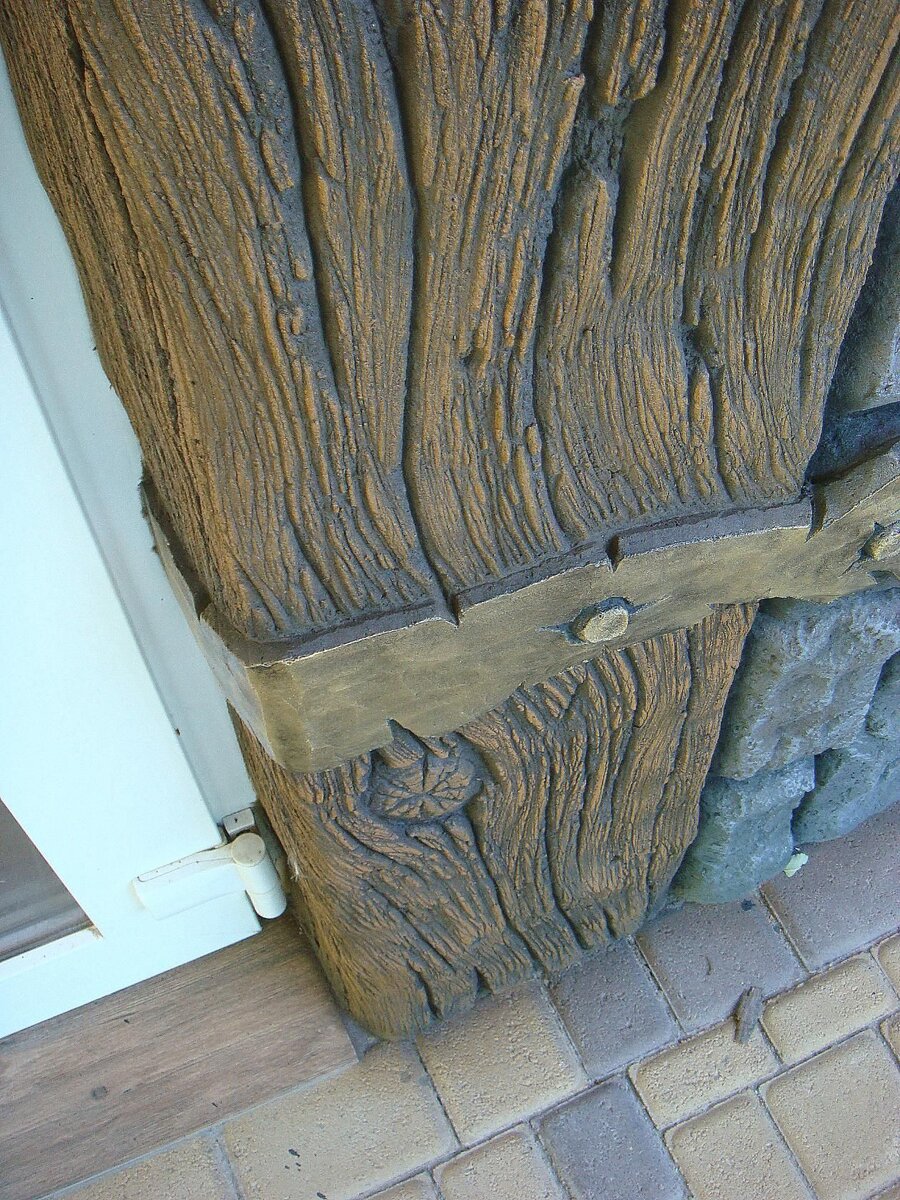 Придают бетону изящность благодаря получению неоднородного рисунка. После нанесения вещество втирают щеткой, пока не пропадает едва слышимое шипение. Впитываясь в бетонную поверхность, бесцветный слой постепенно приобретает нужный оттенок, а через 3—5 часов после покраски обретает схожесть с натуральным камнем. Использовать вещество нужно только на улице, применяя средства индивидуальной защиты.