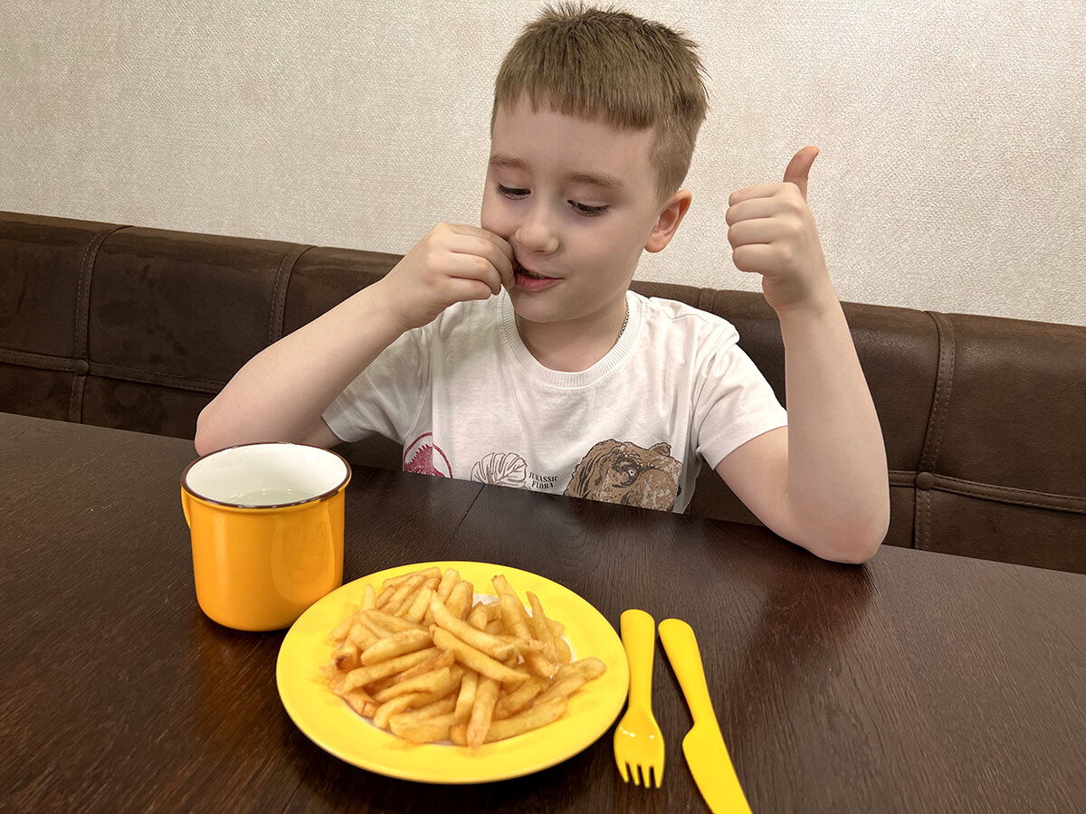 сын расстроился. фрести пицца ирбит. ребёнок щурится и моргает глазами. сын расстроился. подросток обижается на родителей.